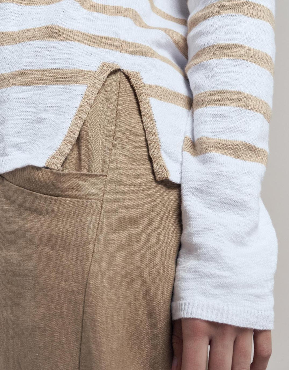 LITTLE LIES | BOBBIE TOP - WHITE / CAMEL